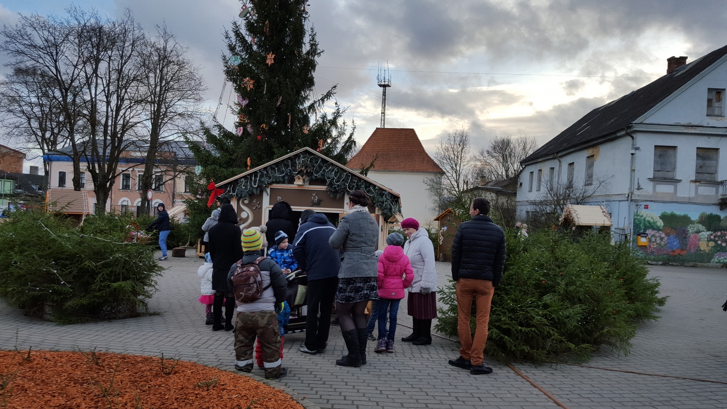 Ziemassvētku vecītis Brīvības laukumā tiekas ar bērniem