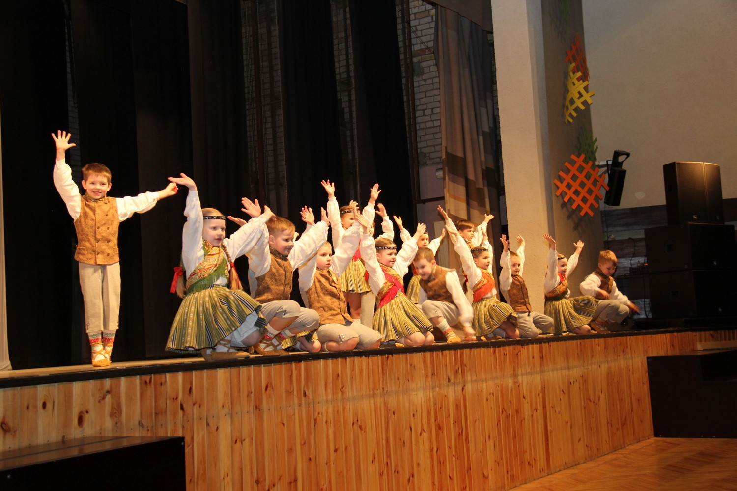 Tukuma novada un starpnovadu skolēnu deju kolektīvu skate