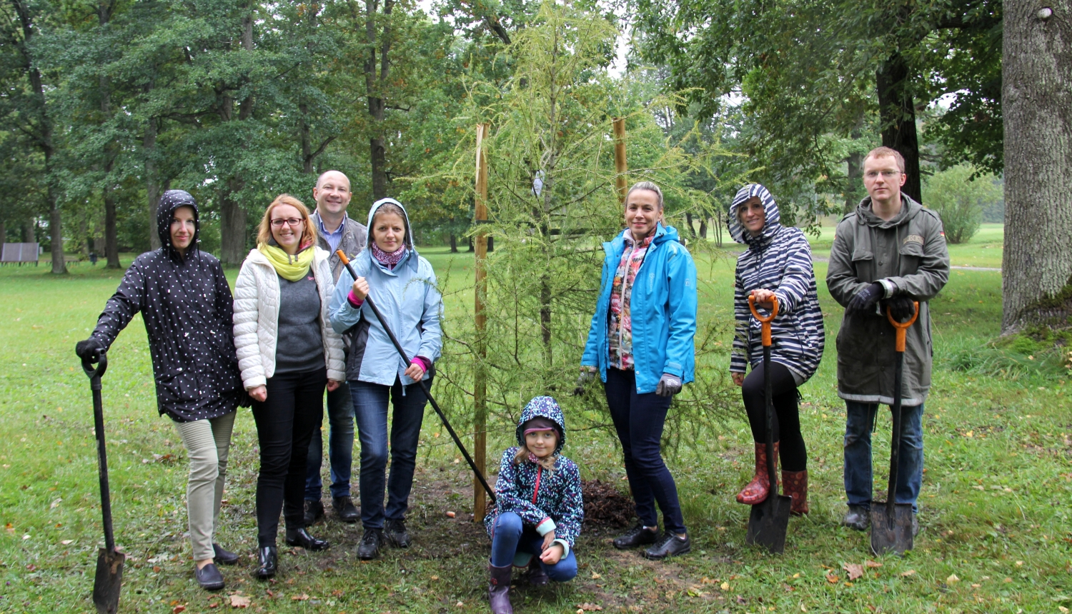 Tukuma novada pašvaldība turpina tradīciju padarīt Latviju krāšņāku ar koku stādījumiem