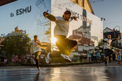 Vīrietis deju kustībā