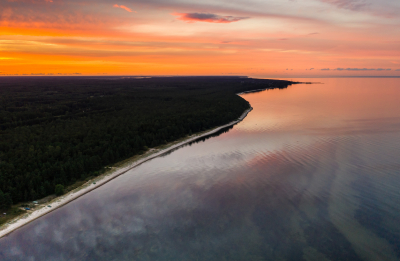 Engures piekraste saulrietā
