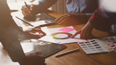 Diskusiju darba process - tabulas, dators, rokas