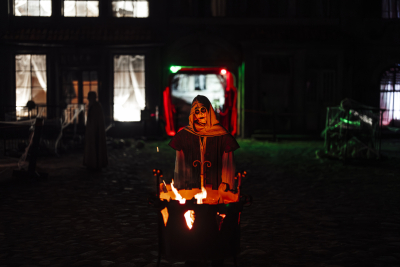 Biedējošs cilvēks maskā