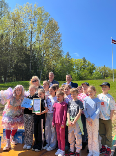 Bērni apbalvošanas pasākumā