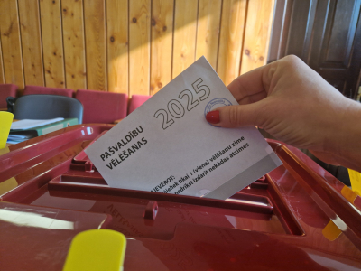 Vēlēšanu aploksne un urna