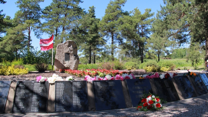 Komunistiskā genocīda upuru piemiņas brīdis pie stacijas “Tukums II”