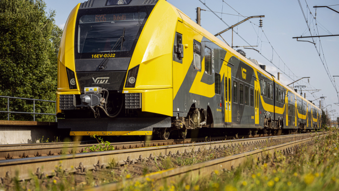 Vivi vilciens brauc pa sliedēm